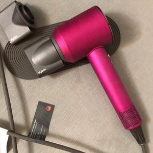 Practically Brand New Dyson hair dryer with original accessories(comb& diffuser)